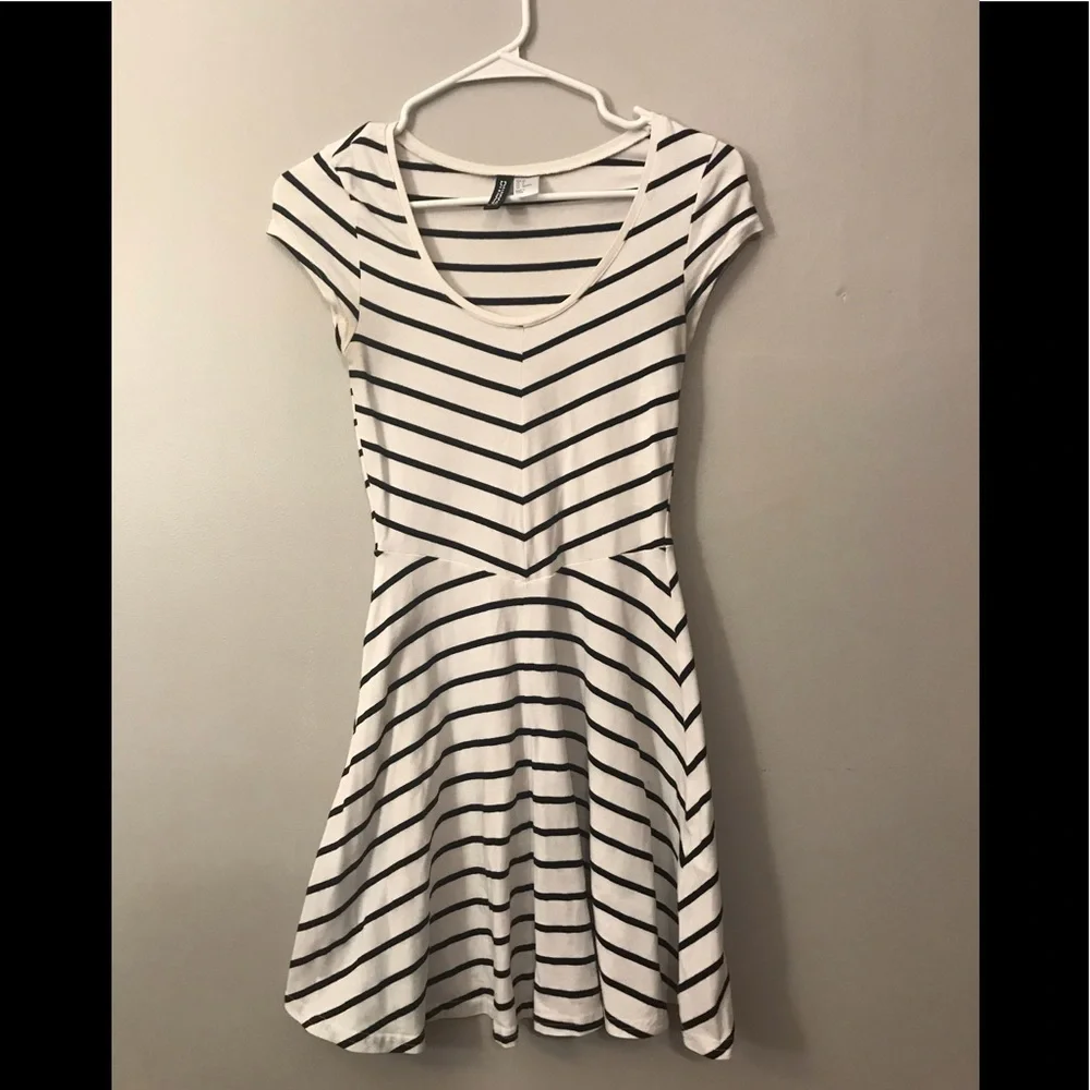 H&M BLACK WHITE DRESS - Picture 1 of 3